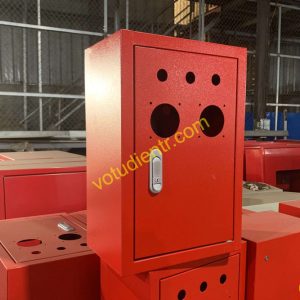 Dưới đây là thông số kỹ thuật của vỏ tủ điện trong nhà 600x400x250x1.0, 1 lớp cánh do Vỏ tủ điện TR đơn vị trực tiếp thi công sản xuất theo yêu cầu và thiết kế của quý khách hàng. Loại: Vỏ tủ điện trong nhà Chất liệu : Được gia công bằng thép CT3, bên ngoài phủ sơn tĩnh điện Thết kế tủ : Tủ dạng 1 lớp cánh, bên trong dùng panel để lắp thiết bị Chiều cao : 600mm Chiều rộng : 400 Chiều sâu : 250mm Độ dày thép : 1.0mm Màu sơn: Màu ghi sần (RAL 7032) Cơ sở sản xuất: Vỏ tủ điện TR