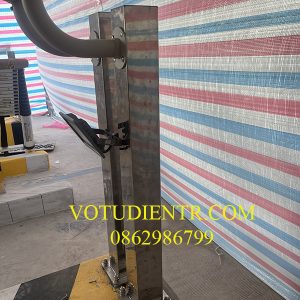 Cột trụ inox treo camera dành cho những khu vực bãi xe, công trường,...