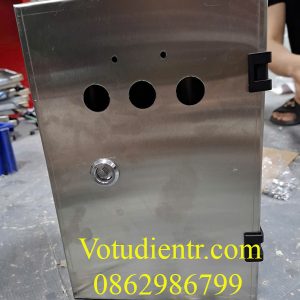 Vỏ tủ điện inox kích thước 400x300x150x0,8mm có tấm panel cánh ngoài đột lỗ đèn giá rẻ tại Hà Nội