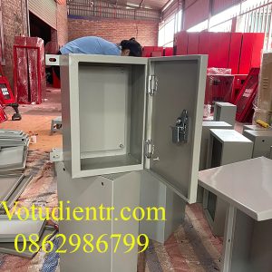 Vỏ tủ điện trong nhà 1 lớp cánh kích thước 300x200x150x1mm sơn tĩnh điện có hàn tai treo bốn góc có tấm panel giá tốt tại xưởng