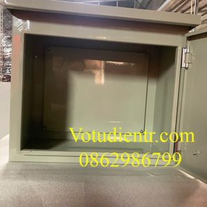 Vỏ tủ điện 1 lớp cánh ngoài trời 300x400x150x1mm có panel và hèm bẫy nước giá tốt tại Hà Nội