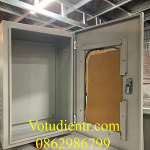 Vỏ tủ điện 1 lớp cánh trong nhà có hèm chống nước sơn tĩnh điện có tấm panel kích thước 800x600x250x1,2mm cánh ngoài gắn mica có thanh tăng cứng cánh giá tốt tại xưởng hà nội và TP HCM
