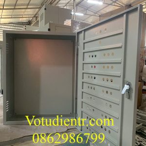 Vỏ tủ điện 1 lớp cánh trong nhà có hèm chống nước sơn tĩnh điện có tấm panel kích thước 900x600x250x1,2mm cánh ngoài khoét lỗ có thanh tăng cứng cánh giá tốt tại xưởng hà nội và TP HCM